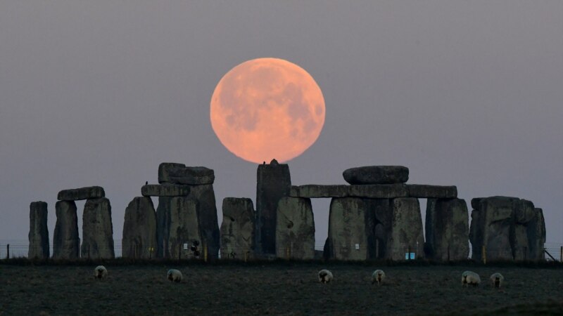 Researchers Study Inside of One of Stonehenge’s Stones