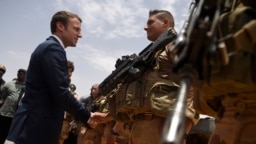 Le président français Emmanuel Macron rend visite aux soldats de l'opération Barkhane, la plus grande opération militaire française à l'étranger, à Gao, dans le nord du Mali, le vendredi 19 mai 2017. (Christophe Petit Tesson/AP)