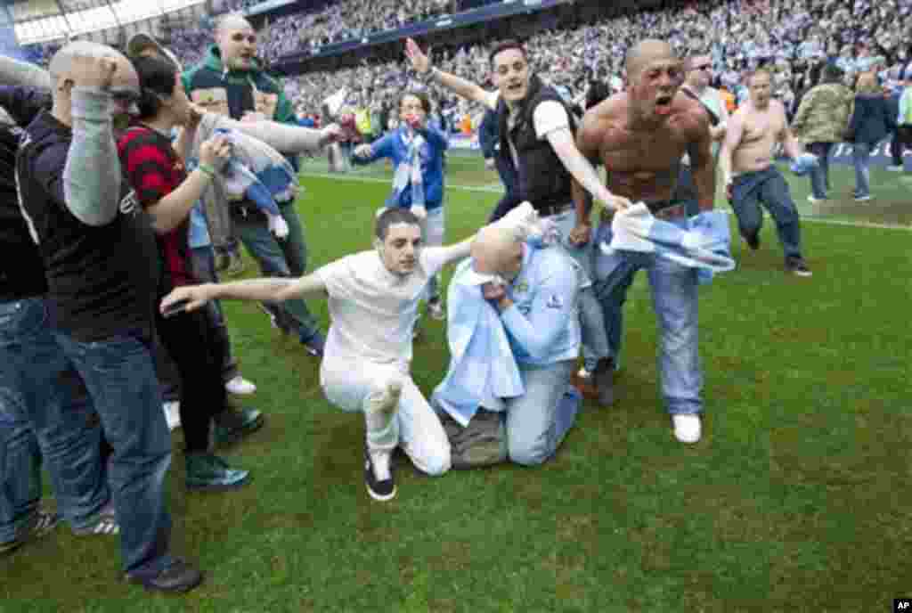 Magoya bayan kungiyar Manchester City su na bayyana farin cikinsu bayan da suak doke Queens Park Rangers da ci 3-2, suka kuma zamo zakarun wasannin lig-lig na Ingila, Premier League, lahadi 13 Mayu 2012 a filin wasa na Etihad dake Manchester.