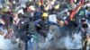 Cocaleros partidarios del expresidente Evo Morales chocan con la policía y el ejército en Sacaba, un pueblo del centro de Bolivia, el 15 de noviembre de 2019.