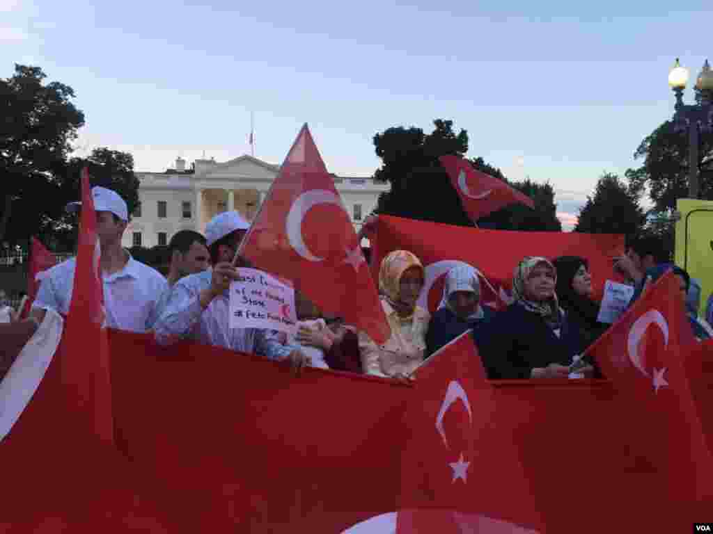 土耳其裔民众走上街头在白宫门前举行示威游行抗议土耳其军方政变，支持土耳其总统埃尔多安(美国之音卡拉拍摄)