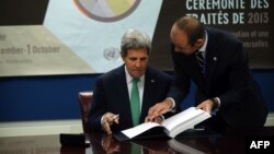 美国国务卿克里签署《国际武器贸易条约》条约