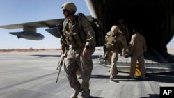 Thủy quân lục chiến Mỹ xuống từ một chiếc máy bay vận tải C-130.