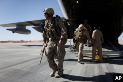 美国海军陆战队走下C-130运输机