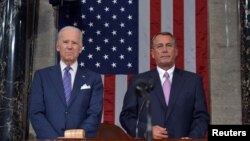 Phó Tổng thống Mỹ Joe Biden (trái) và Chủ tịch Hạ viện Mỹ John Boehner chờ Tổng thống Obama đọc bài diễn văn Tình trạng Liên bang trong phiên họp chung của Quốc hội ở Điện Capitol ở Washington, 20/1/2015. 
