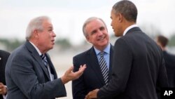 Los alcaldes de la ciudad de Miami, Tomas Regalado (izquierda), y del condado Miami-Dade, Carlos Giménez, se oponen a los planes del gobierno del presidente Obama de permitir un consulado cubano en Miami.