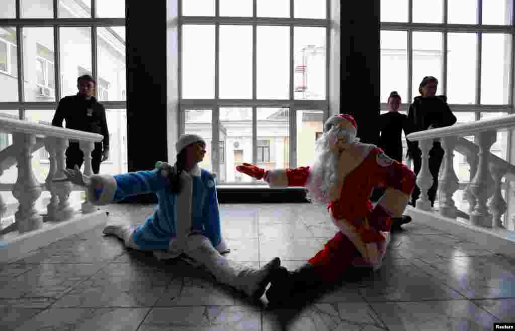 Russia ဒဏ္ဍာရီပုံပြင်ထဲက စင်တာဖိုးဖိုး Father Frost နဲ့ မယ်နှင်းဖြူ Snow Maiden တို့ကို Belarus နိုင်ငံ Minsk မြို့တော်က ၂၀၁၈ Yolka ပွဲတော်မှာ တွေ့နိုင်ပါတယ်။