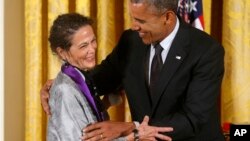 El presidente Barack Obama entrega la Medalla Nacional de las Artes a Julia Álvarez en la Casa Blanca.