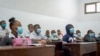 Les élèves portent des masques faciaux dans leur classe à l'école du révérend Kim, site Lingwala, à Kinshasa le 10 août 2020, à la reprise des cours après le verrouillage du coronavirus Covid-19. (Photo by Arsene Mpiana / AFP)