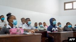 Les élèves portent des masques faciaux dans leur classe à l'école du révérend Kim, au quartier Lingwala, à Kinshasa le 10 août 2020, à la reprise des cours après le confinement. (Photo by Arsene Mpiana / AFP)