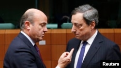 Španski ministar eonomije Luis de Gindos i predsednik ECB Mario Dragi (arhivski snimak)