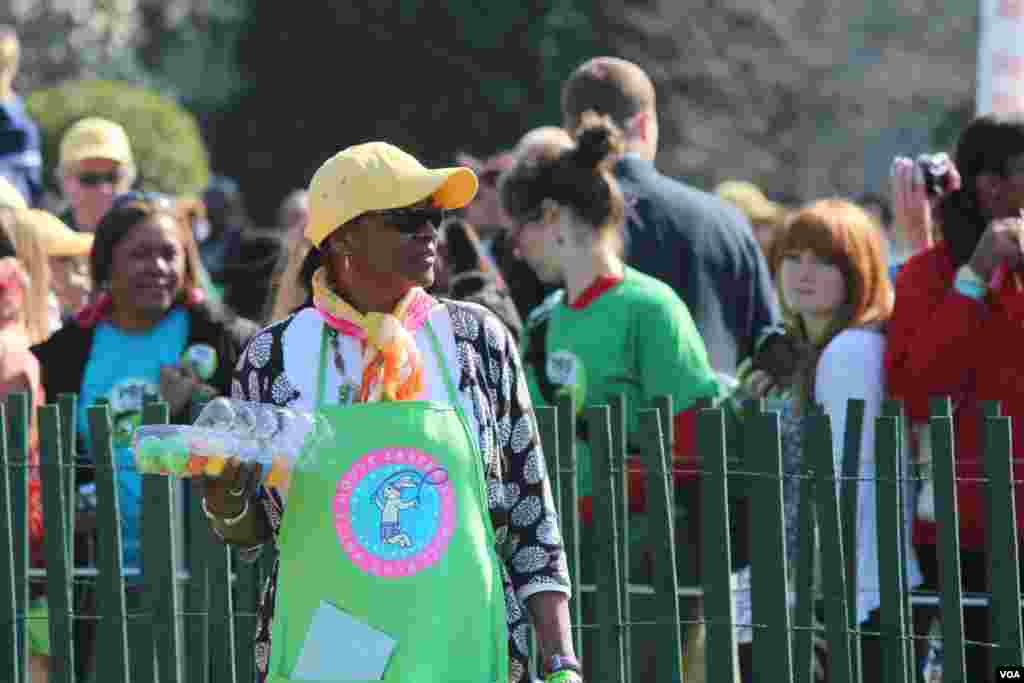 Decenas de voluntarios colaboraron durante la masiva visita de ni&ntilde;os y sus familias a la Casa Blanca el lunes 1 de abril.