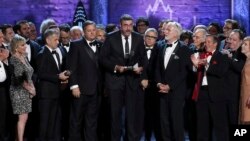 Orin Wolf (centro) y el elenco de "The Band´s Visit" aceptando el premio por mejor musical en la 72 entrega anual de los Premios Tony en el Radio City Music Hall de Nueva York el domingo, 10 de junio de 2018.