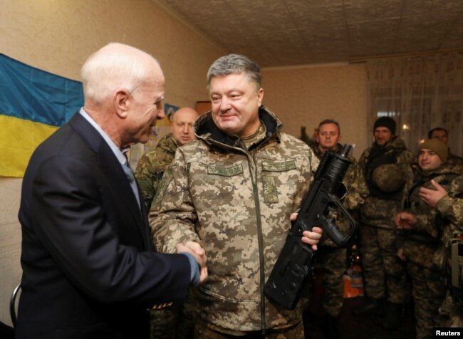 2016年12月31日，乌克兰总统波罗申科与乌克兰军人会晤时，同美国参议员约翰·麦凯恩握手。