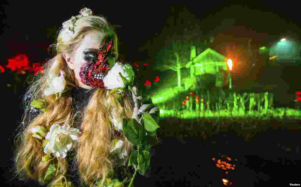 این زن برای حضور در برنامۀ شب وحشت در فلم پارک شهر پوتسدام جرمنی خود را آراسته است