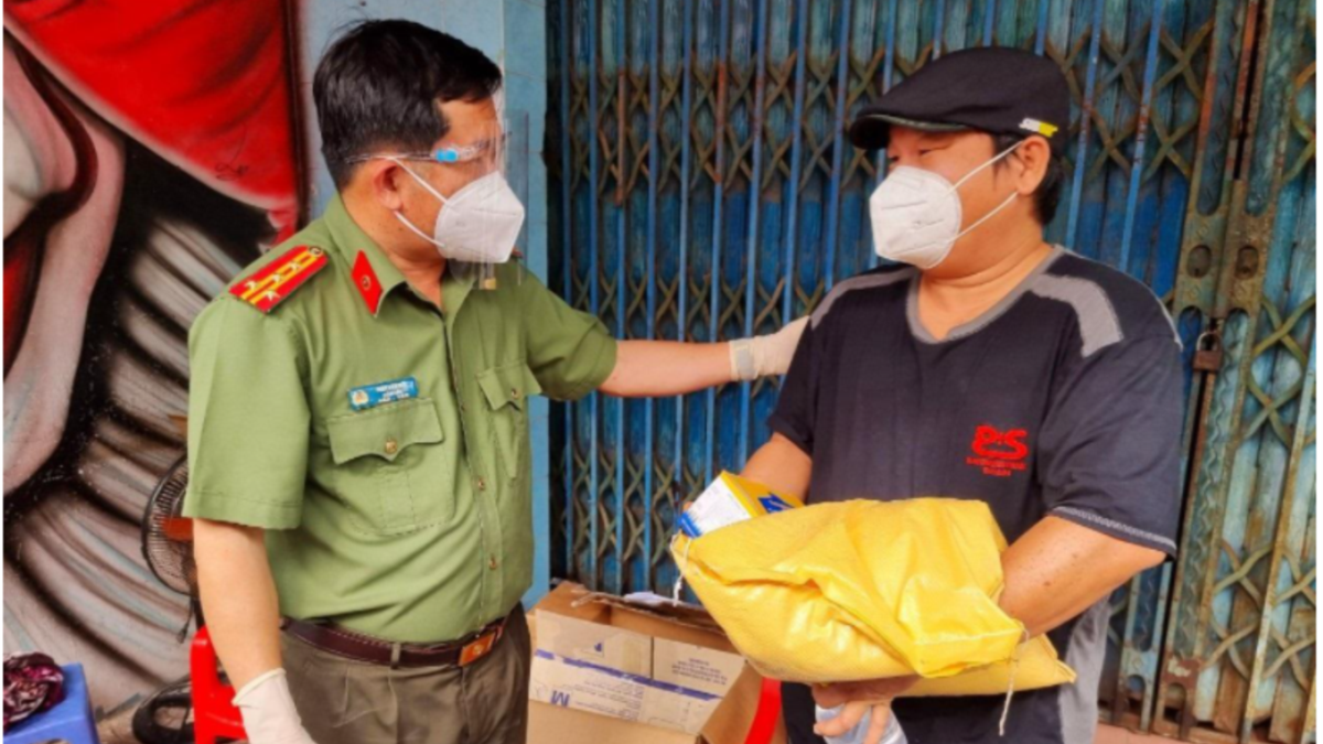 Một cựu bí thư An Giang đầy tài năng và giàu kinh nghiệm. Hình ảnh này sẽ giúp cho bạn hiểu hơn về những công việc và trách nhiệm của một cán bộ địa phương. Không chỉ là một vị lãnh đạo, mà còn là một người bạn đồng hành của cộng đồng.