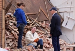 Джо Байден осматривает руины здания в Мэйфилде, Кентукки