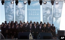 Barack Obama participe à la dédicace d’un monument à la mémoire de Martin Luther King, Jr.