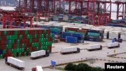 资料照：上海洋山深水港的集装箱和卡车。