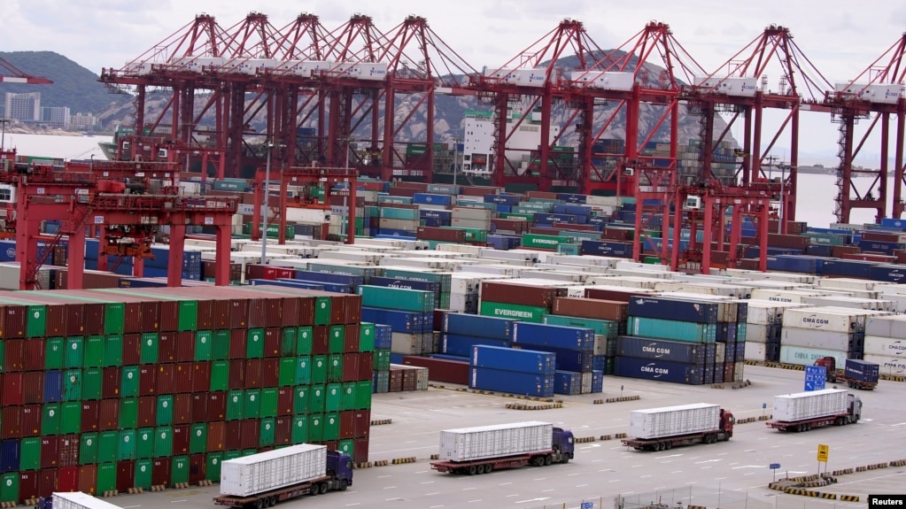 资料照：中国上海港口的集装箱和卡车。(photo:VOA)