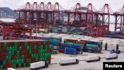 Kontainer dan truk di Pelabuhan Yangshan, Shanghai, China,di tengah wabah COVID-19, 19 Oktober 2020. (REUTERS / Aly Song)
