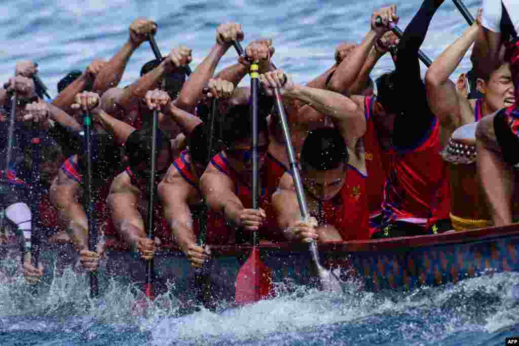 Peserta mengikuti lomba perahu Naga untuk merayakan festival Tuen Ng di Hong Kong.