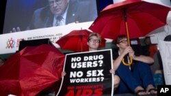 在国际艾滋病大会会场外人们抗议性工作者和吸毒者遭受忽视