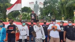 Warga dari berbagai elemen di Surabaya menyatakan penolakan rencana kedatangan Rizieq Shihab, dan mendesak pembubaran FPI (Foto: VOA/ Petrus Riski)