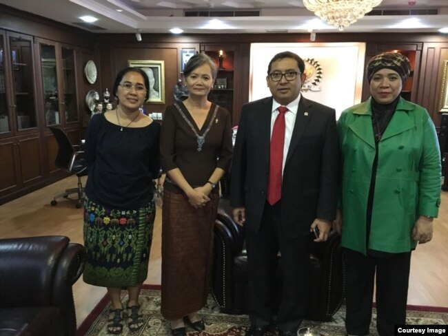 អ្នកស្រី មូរ សុខ​ហួរ ក្នុងជំនួបជាមួយ លោក ​Fadli​ Zon ​អនុប្រធានសភាជាន់ទាបឥណ្ឌូ​នេស៊ី ​កាល​ពី​ថ្ងៃទី ​០៧ ​ខែ ធ្នូ ឆ្នាំ​ ២០១៧​ នៅ​ទីក្រុង​ចាកាតា។ ​(រូប​ថត​ផ្ដល់​ឱ្យ)​