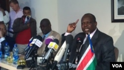 South Sudan's chief negotiator in talks with Sudan, Pagan Amum in Addis Ababa, Ethiopia, June 8, 2012 (VOA / Pete Heinlein)