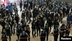 香港出動大批警察驅散在一個商場舉行抗議政府活動的示威者。（2020年4月28日）