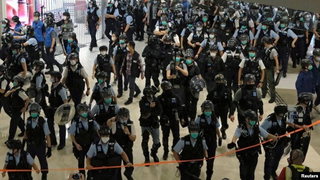 香港出动大批警察驱散在一个商场举行抗议政府活动的示威者。（2020年4月28日）