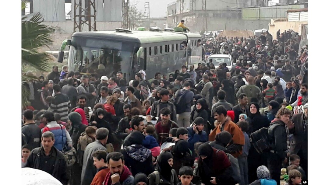 Ribuan warga sipil melarikan diri dari kawasan Hammouriyeh di Ghouta yang dikuasai pemberontak, Kamis (15/3).