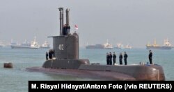 Para awak kapal selam TNI Angkatan Laut, KRI Nanggala-402, berjajar di dek kapal saat tiba di Surabaya, Jawa Timur, 6 Februari 2012. (Foto: M Risyal Hidayat/Antara Foto via Reuters)