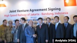 16일 인도네시아 자카르카에서 중국 기업 협력단과 인도네시아 국영기업 협력단이 고속철 건설을 위한 합자회사 설립 계약에 서명한 후 기념 사진을 찍고 있다.