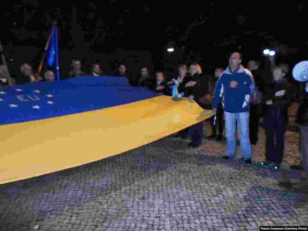 Лісабон "Про важливість подій в Україні і активність українців закордоном говорить і той факт, що на сьогоднішній мітинг під посольством України в Лісабоні, незважаючи на будний день, та відстань - 250 кілометрів, до лісабонської громади приєдналися українці, які спеціально приїхали з Албуфейри", - повідомляє Павло Сандокан.