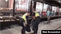 瑞典警察将一名在旅社中闹事的曾姓中国游客抬出旅社（推特图片）