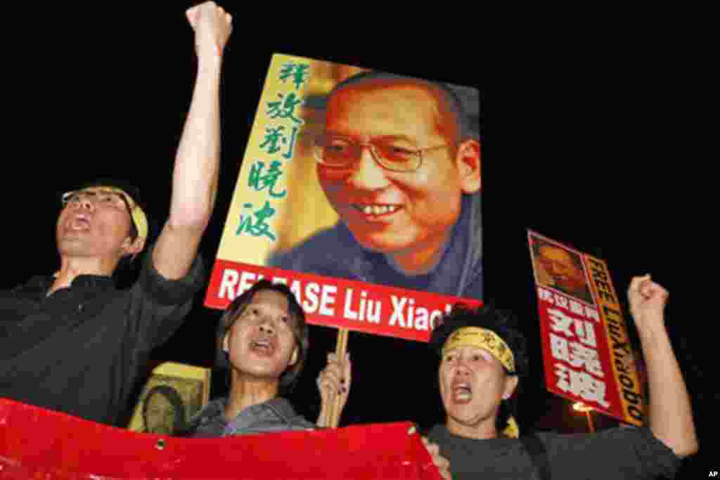 2010年10月8日,正在监牢服刑的《零八宪章》起草人、中国民主运动人士刘晓波获得诺贝尔和平奖的消息传来,香港的民主活动人士举行抗议,呼吁释放刘晓波。