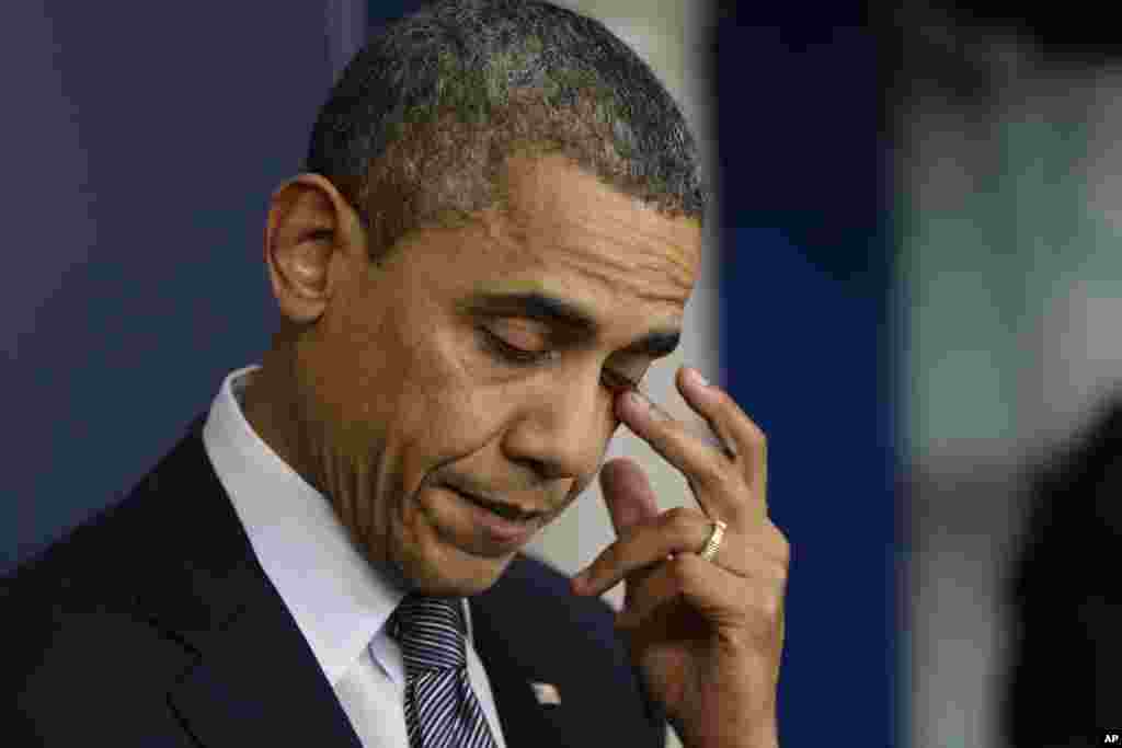 12月14日，在康州校園槍擊慘案發生後，奧巴馬總統在白宮含淚發表講話。他說:&ldquo;我們的心都碎了&rdquo;。