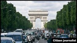 ຖະໜົນຫລວງຕໍ່ໜ້າ ປະຕູໄຊ Arc de Triomphe, Champs-Elysees.