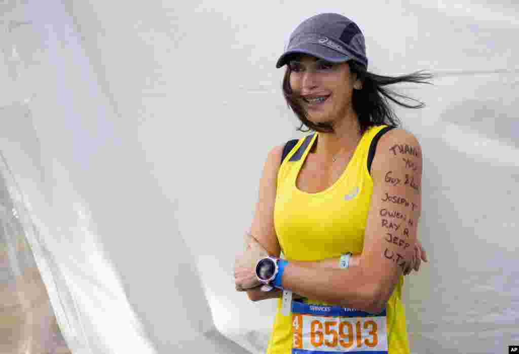 Actress Teri Hatcher poses for photographers before she runs in the New York City Marathon in New York, Nov. 2, 2014.