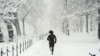Una persona corre por el National Mall durante la tormenta de nieve en Washington.