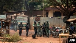 Tentara MISCA memeriksa rumah-rumah penduduk dalam operasi keamanan di wilayah Bangui, Republik Afrika Tengah (Foto: dok). 