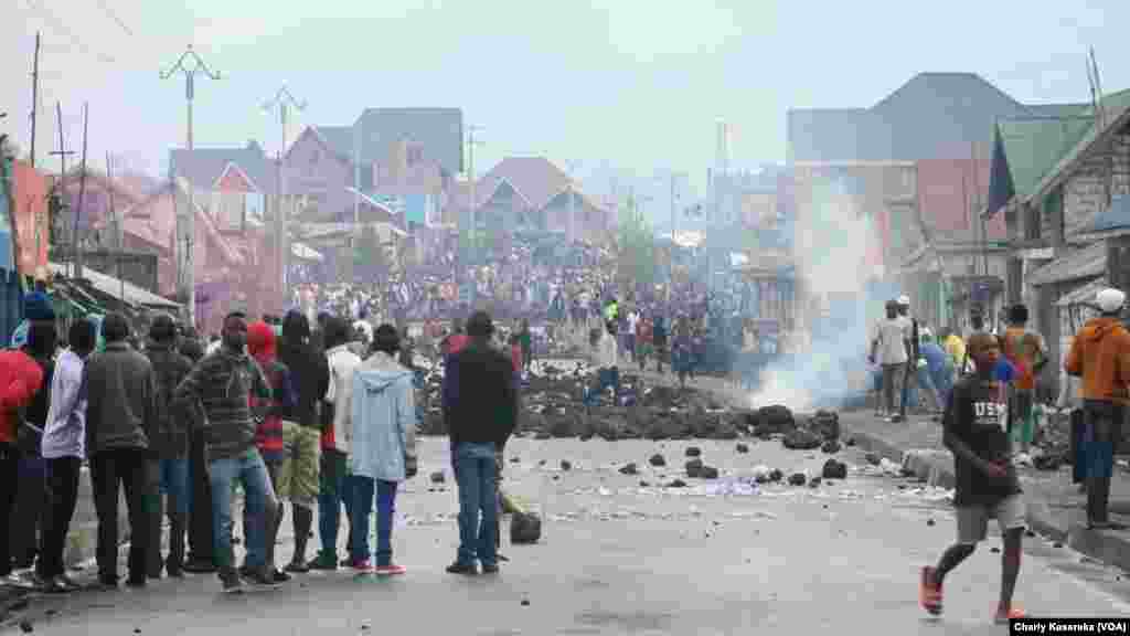 Des manifestants ont affronté la police dans les rues de Goma, en RDC, le 30 octobre 2017. (VOA/Charly Kasereka)