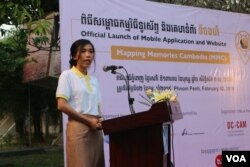 កញ្ញា ចាន់ មុយ​ហុង ប្រធាន​គម្រោង ថ្លែង​ក្នុង​ពិធី​សម្ពោធ​គម្រោង​កម្មវិធី​ទូរស័ព្ទ និង​គេហ​ទំព័រ​ស្តីអំពី​រឿងរ៉ាវ និង​ប្រវត្តិ​នៃ​ទីតាំង​សំខាន់ៗ​ក្នុង​របប​ខ្មែរក្រហម ដែល​មាន​ឈ្មោះ​ថា​ «ទីចងចាំ» ឬ​ «Mapping Memories Cambodia (MMC)» ក្នុង​សាកលវិទ្យាល័យ​ភូមិន្ទភ្នំពេញ កាលពីថ្ងៃទី២ ខែកុម្ភៈ ឆ្នាំ២០១៩។