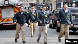 Các nhân viên của Cơ quan Điều tra Liên bang (FBI) đến hiện trường sau vụ nổ gần đích đến của cuộc đua marathon ở Boston, Massachusetts, ngày 15/4/2013. 
