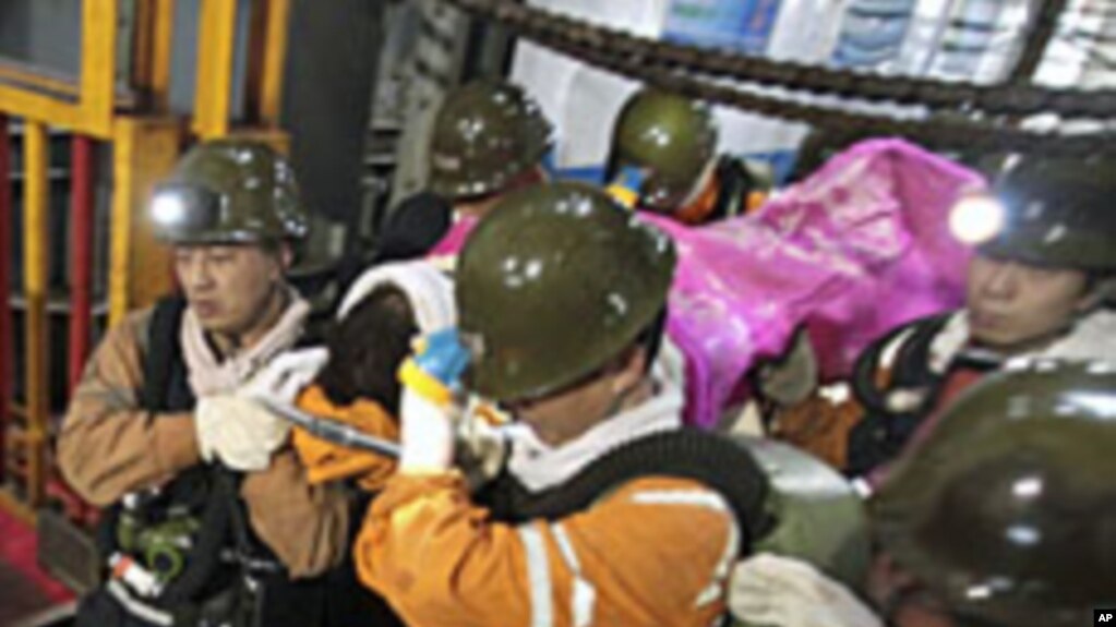 资料照片：中国的救援人员正在救助一个采矿事故的工人。(photo:VOA)