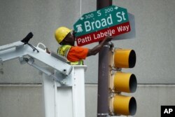 Seorang pekerja memasang nama jalan untuk menghormati penyanyi Patti LaBelle, Selasa, 2 Juli 2019, di Philadelphia. (Foto AP / Matt Slocum)