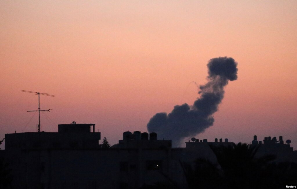 20일 이스라엘의 가자지구 공습이 있고 난 뒤 상공으로 검은 연기가 솟아오르고 있다. 