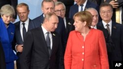 Thủ tướng Đức Angela Merke nói chuyện với Tổng thống Nga Vladimir Putin trong ngày đầu tiên của Hội nghị Thượng đỉnh G-20 ở Hamburg, Đức, 7/7/2017.